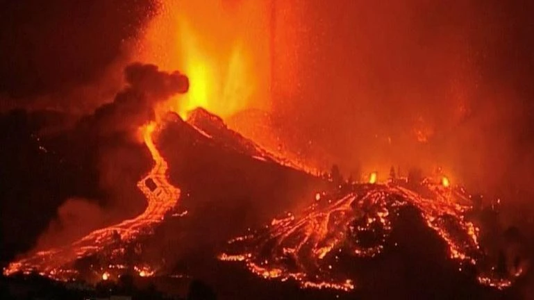 Yanardağ bir aydır lav püskürtüyor: Patlamaların şiddeti arttı